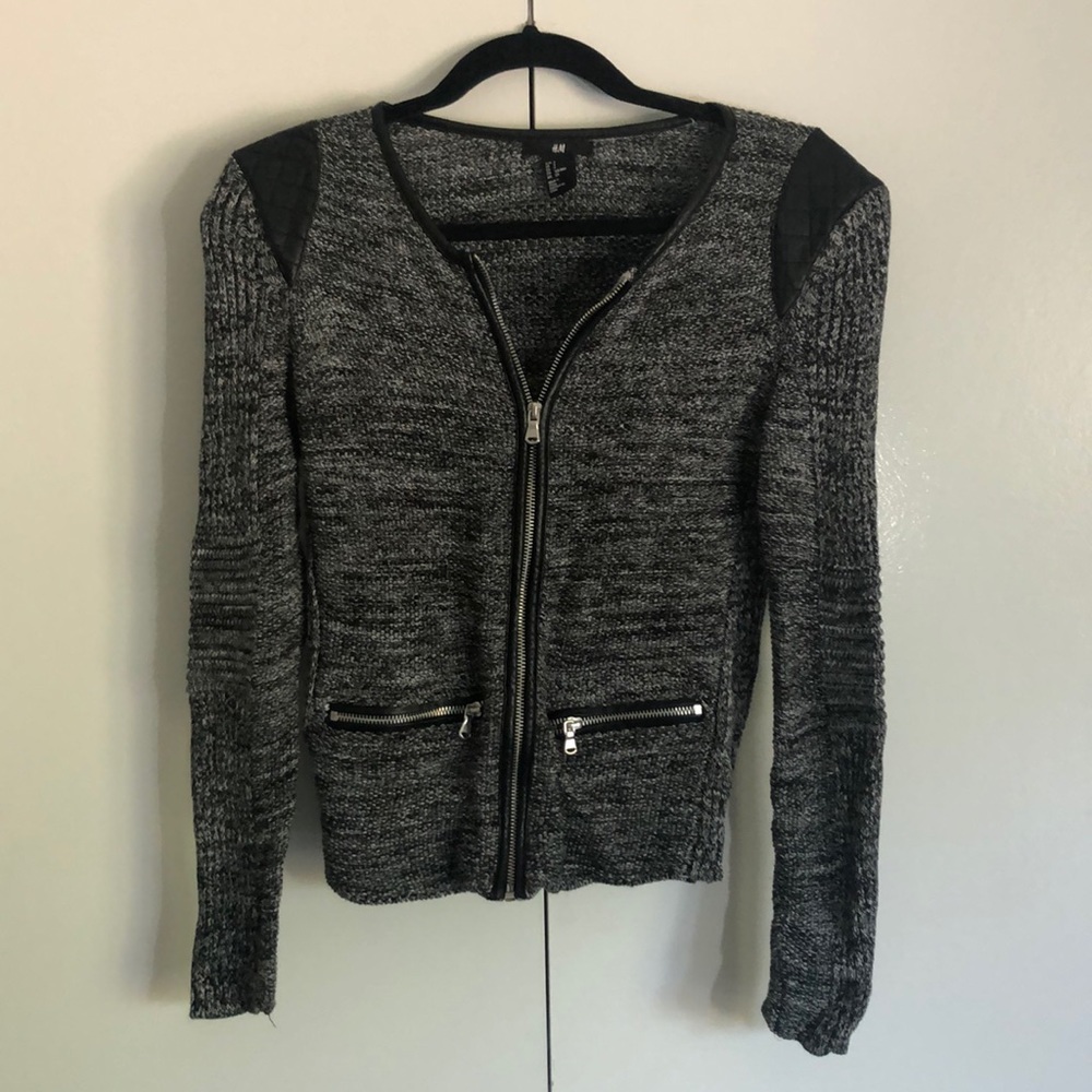 H&M black and white zip up sweater